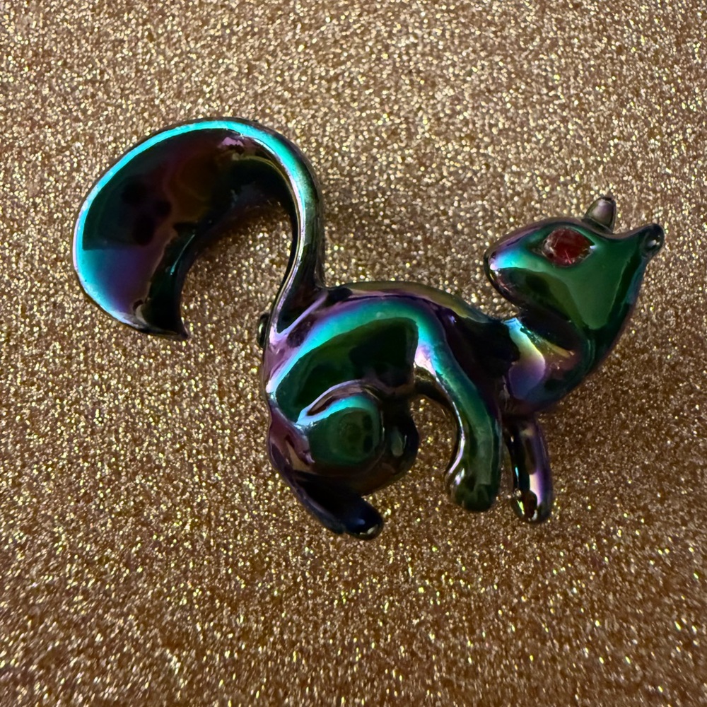 Vintage Green Squirrel Brooch Accessory for Animal Lovers